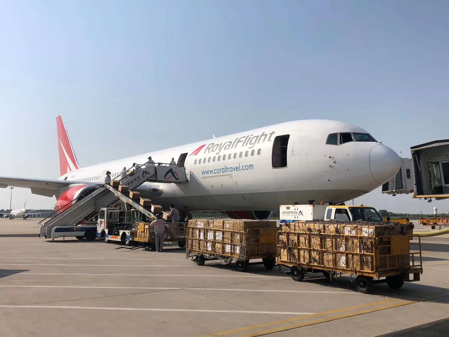 航空物流又稱飛機(jī)運(yùn)輸，是以飛機(jī)為運(yùn)輸工具，在有航空線路和機(jī)場(chǎng)的情況下運(yùn)輸貨物的一種運(yùn)輸方式。在我國運(yùn)輸業(yè)中，航空運(yùn)輸仍然占全國運(yùn)輸量的比重相對(duì)較小，主要承擔(dān)遠(yuǎn)程客運(yùn)的使命。隨著物流的快速發(fā)展，航空運(yùn)輸(圖1)